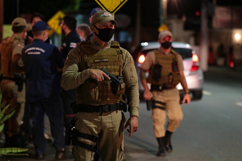 Polícia usa granadas de fumaça para acabar com aglomeração em SC – Foto: Mauricio Vieira/Secom/ND/Arquivo