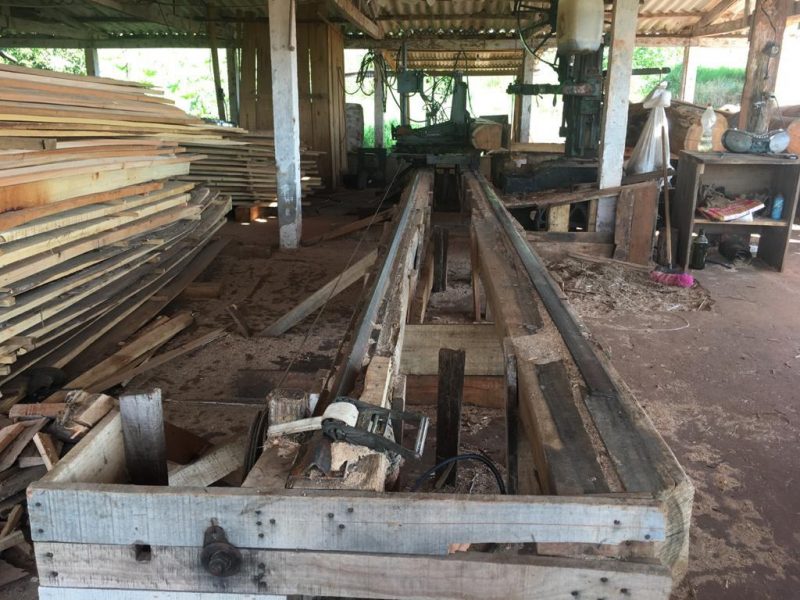 No local, os policiais n&atilde;o encontraram ningu&eacute;m, mas havia vest&iacute;gios de que pessoas abandonaram o estabelecimento quando avistaram a viatura. – Foto: Pol&iacute;cia Militar Ambiental/Divulga&ccedil;&atilde;o/ND