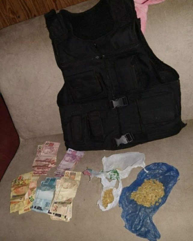 No local foi apreendido drogas, munições e dinheiro