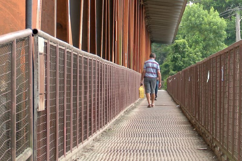 Falta de manutenção na Ponte do Salto coloca pedestres em risco em Blumenau – Foto: Reprodução/NDTV Blumenau