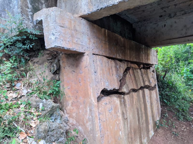 Rachaduras são vistas em uma das cabeceiras da ponte – Foto: Marcelo Santos/Divulgação