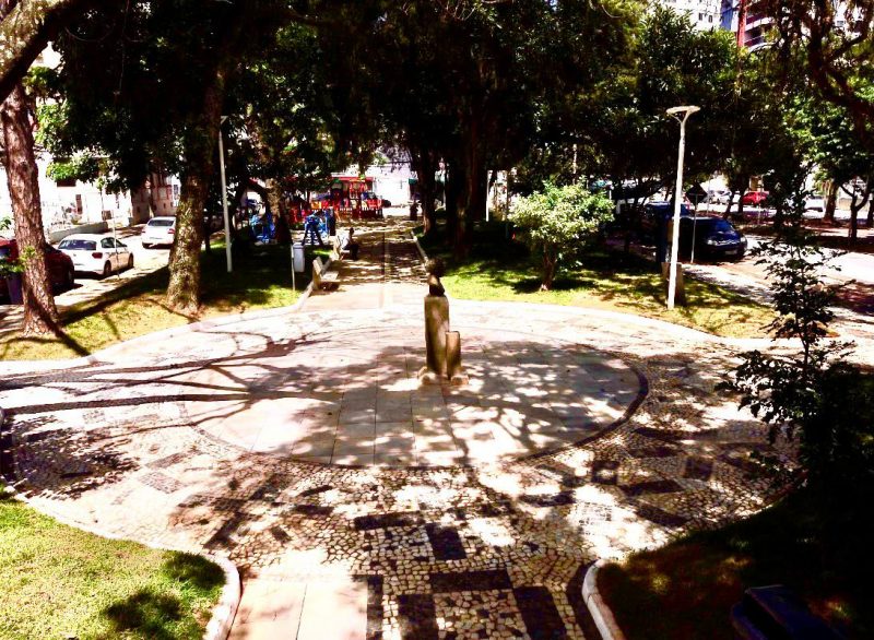Entre outras melhorias, a praça Olívio Amorim teve seus acessos internos alargados, o que exigiu a redução de canteiros e a colocação de piso em pedra basalto retificado em seu entorno – Foto: PMF/Divulgação/ND