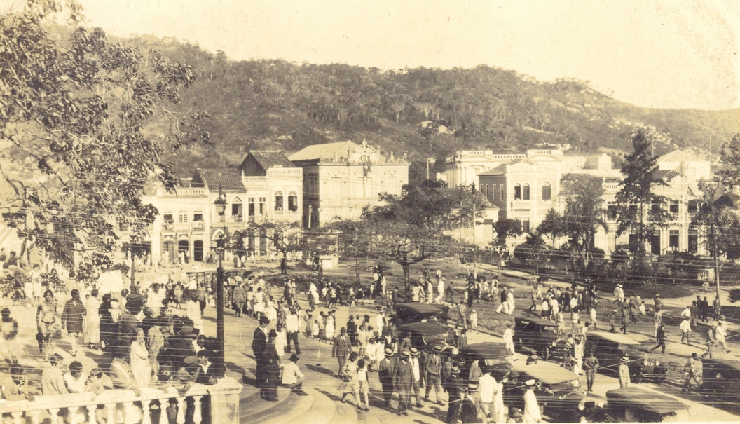 No século 19, Desterro foi elevada à categoria de cidade; tornou-se Capital da Província de Santa Catarina em 1823 e inaugurou um período de prosperidade, com o investimento de recursos federais. Projetou-se a melhoria do porto e a construção de edifícios públicos, entre outras obras urbanas. - Udesc/Divulgação/ND
