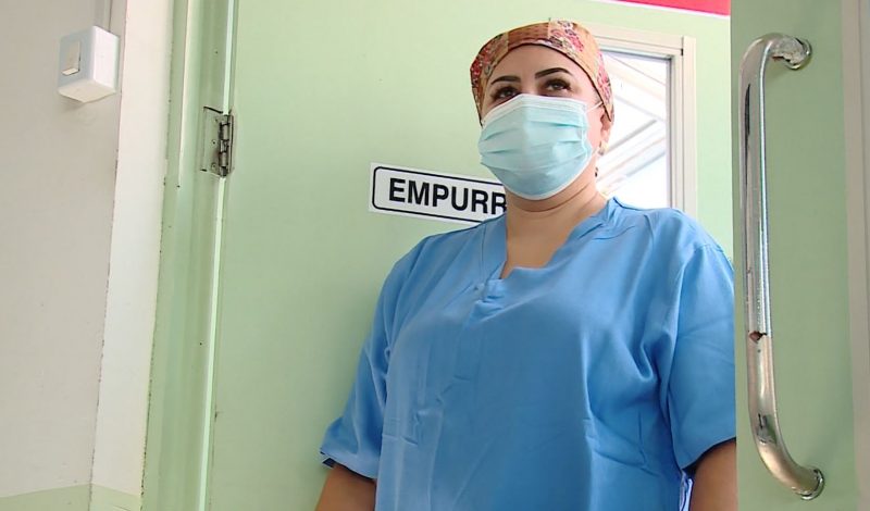 A enfermeira atua na linha de frente contra a doen&ccedil;a – Foto: Almir Rodrigues/NDTV