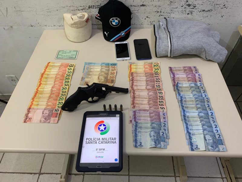 Suspeitos foram presos ap&oacute;s assaltarem uma farm&aacute;cia na zona Leste da cidade – Foto: Pol&iacute;cia Militar/Divulga&ccedil;&atilde;o