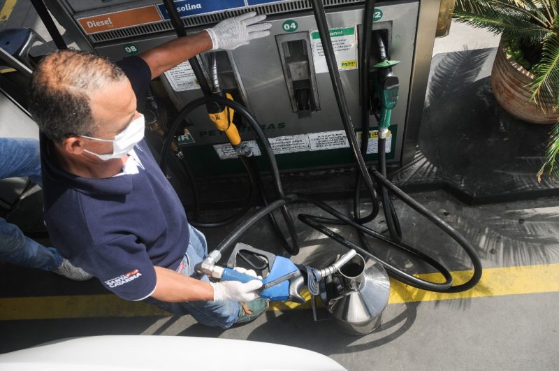 Uma bomba fiscalizada pela força-tarefa fornecia menos gasolina que o anunciado. Foto Leo Munhoz/ND