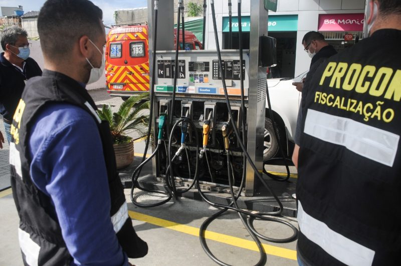 Força-tarefa fiscalizou bombas de combustíveis na Capital e São José Foto: Leo Munhoz/ND