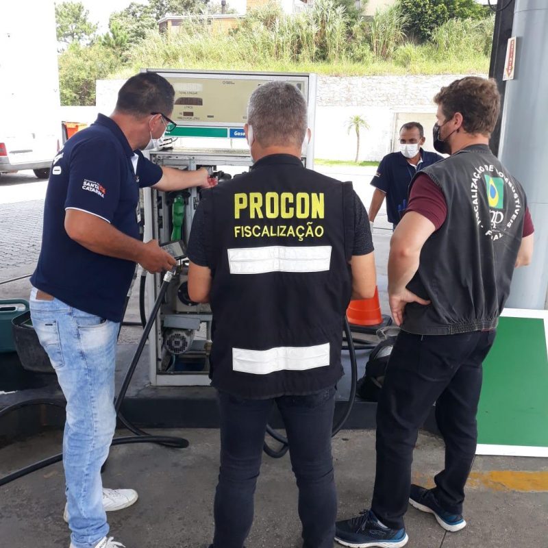 Um posto de combustível teve uma bomba lacrada