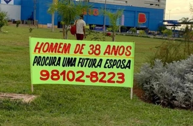 Cansado do Tinder, solteirão faz faixa a procura de uma esposa – Foto: Reprodução/ND