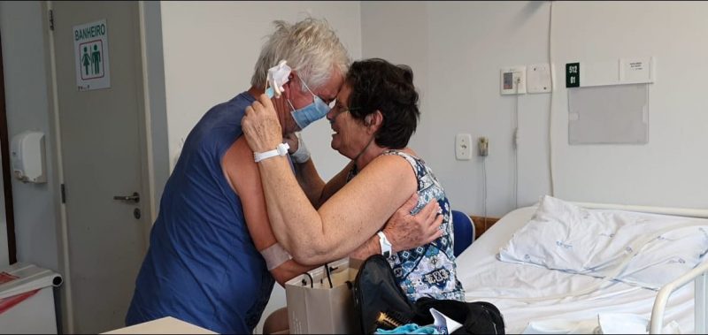 João, 67 anos, e Maria, 62, se reencontraram depois de 15 dias separados para tratar da Covid-19 – Foto: Divulgação/Hospital Regional do Alto Vale