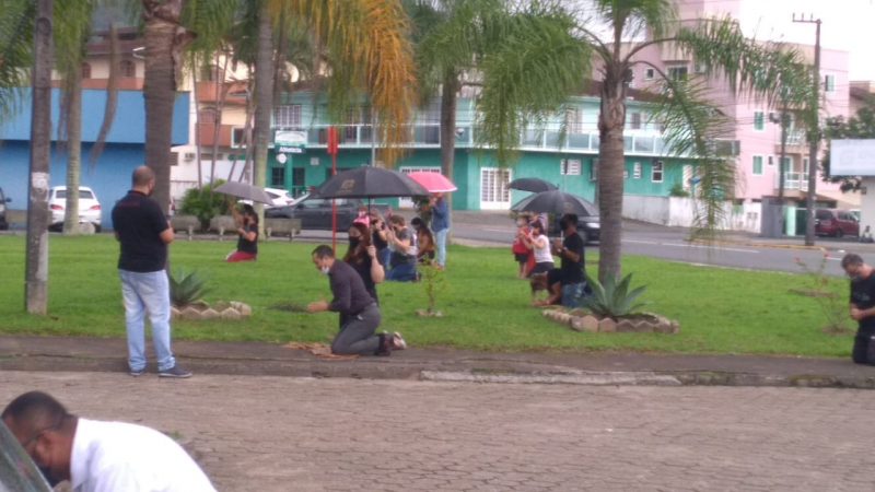 Familiares fazem ora&ccedil;&atilde;o na porta de hospital de Joinville – Foto: Reprodu&ccedil;&atilde;o/Redes Sociais