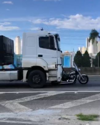 Motorista do caminhão que arrastou moto na BR-101 deve continuar preso, decide Justiça – Foto: Reprodução/ND