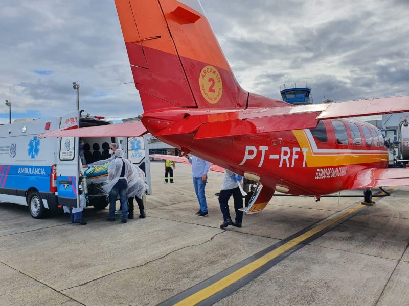 A aeronave Arcanjo 02, do Corpo de Bombeiros Militar de Santa Catarina pousou em Vitória (ES), com o primeiro paciente com Covid-19 transferido de Santa Catarina. – Foto: CBMSC/Divulgação/ND
