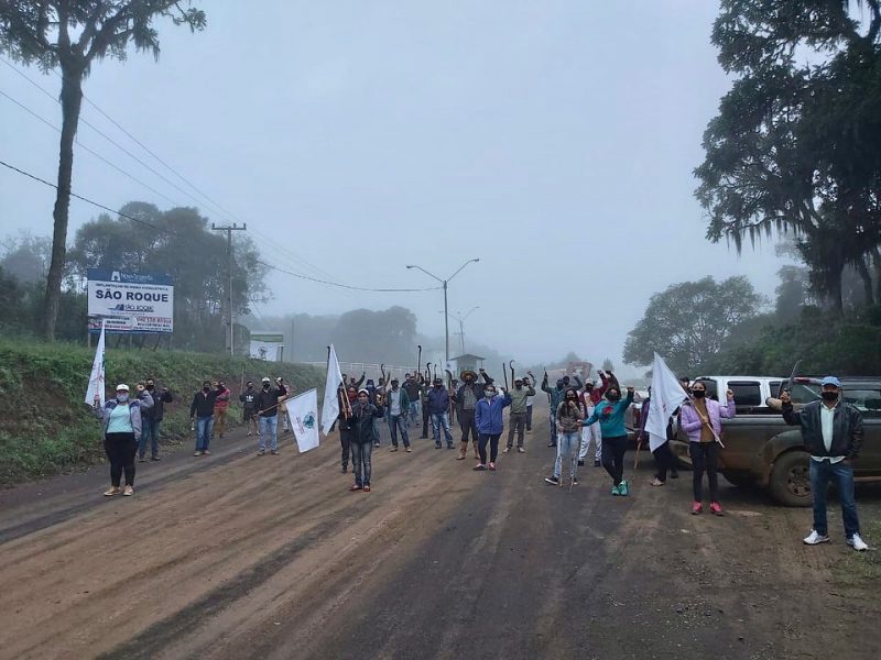Famílias atingidas por barragem ocupam canteiro na Serra