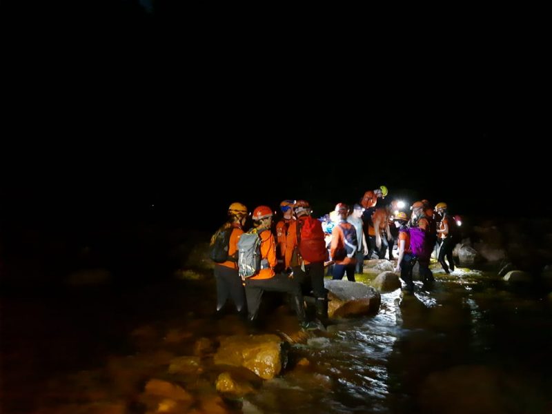 Foram cerca de 20 pessoas envolvidas no resgate que durou aproximadamente cinco horas – Foto: Robertson Lach/ GRM