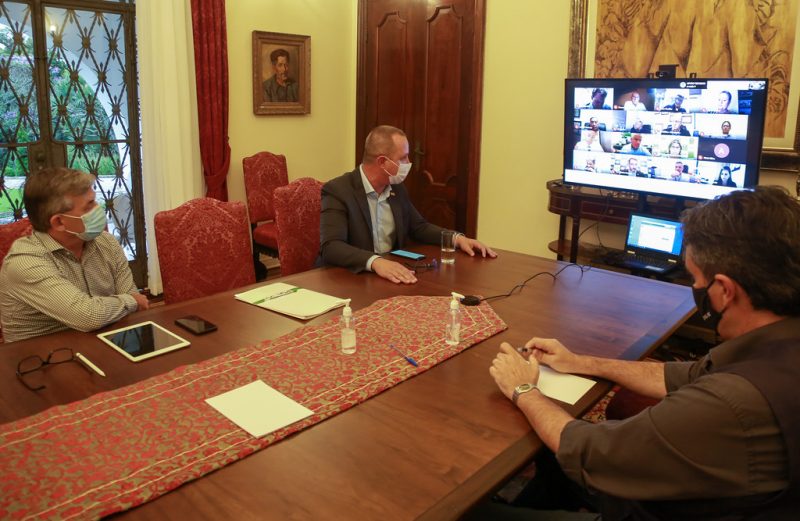 Reunião para contratação de leitos de UTI na rede privada