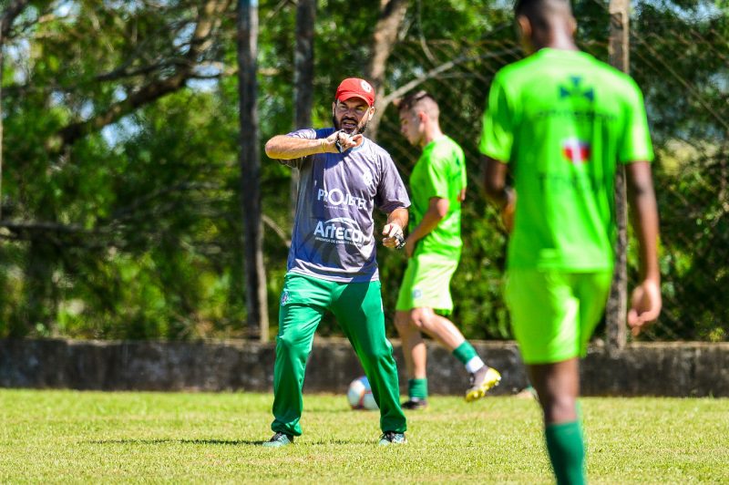 T&eacute;cnico Emerson Cris preparou o time em treino nesta ter&ccedil;a-feira (23) – Foto: Ricardo Artifon/CAC