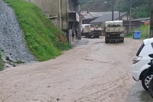 Rua Araranguá sofre com enxurrada – Foto: Reprodução/Redes Sociais