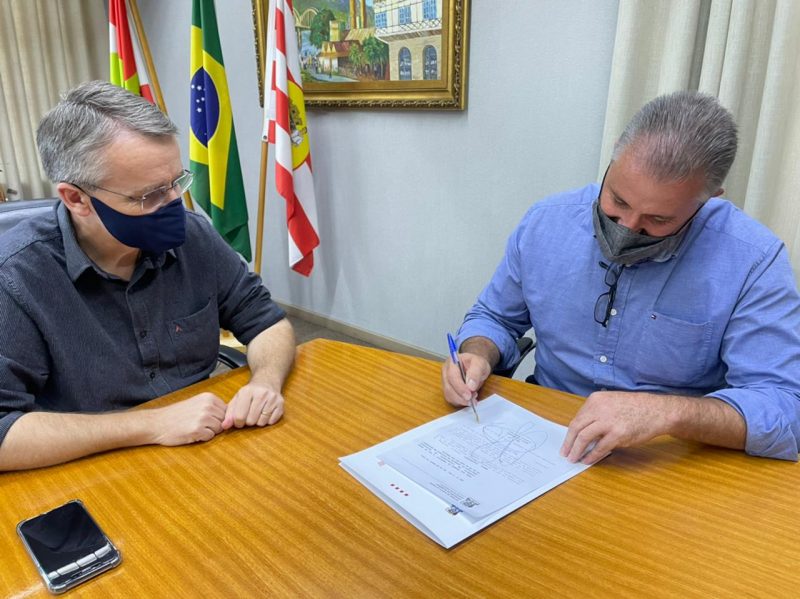 Hildebrandt sancionou projeto de Jovino Cardoso que proíbe uso de radar móvel na cidade – Foto: PMB/Divulgação