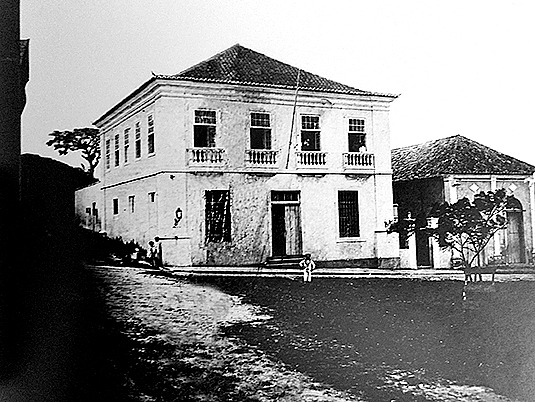 Câmara e cadeia pública, em 1913; ao lado, o teatro – Foto: Livro São José da Terra Firme/Reprodução/ND