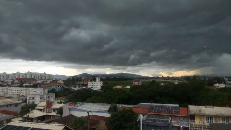 tempo; frente; fria; chuva; sc; quarta; temporais