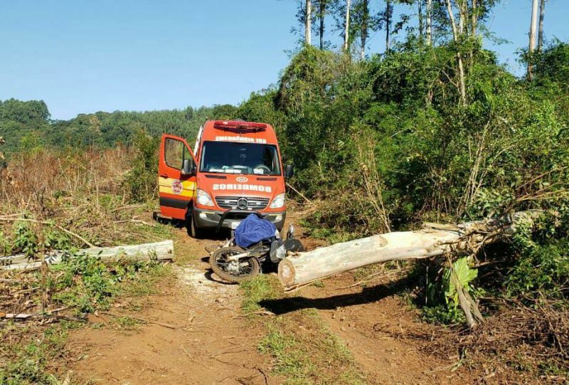 O idoso morreu no local do acidente. – Foto: Corpo de Bombeiros de Saudades/Divulgação
