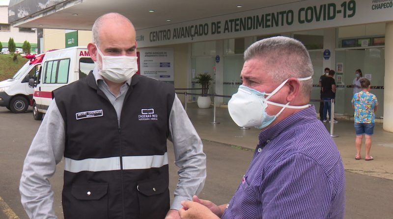O m&eacute;dico atua na coordena&ccedil;&atilde;o da equipe m&eacute;dica do Centro Avan&ccedil;ado de Atendimento &agrave; Covid-19. – Foto: Reprodu&ccedil;&atilde;o/NDTV Chapec&oacute;