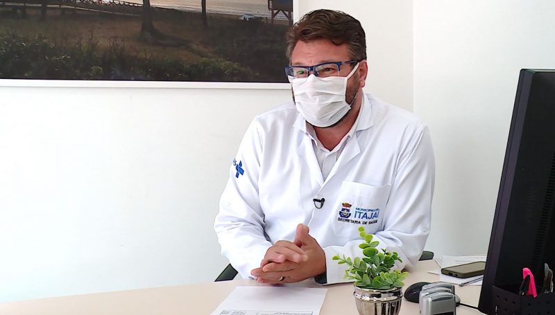 Secret&aacute;rio da Sa&uacute;de de Itaja&iacute;, Emerson Duarte, conta que o trabalho de enfrentamento &agrave; pandemia come&ccedil;ou antes de mar&ccedil;o – Foto: Almir Rodrigues/NDTV