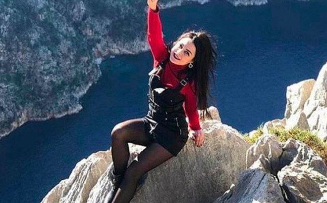 A guia turística turca Olesya Suspitsyna, de 31 anos, morreu após uma queda de 35 metros em uma área de cachoeiras na Antalia. O caso ocorreu em 2020, quando a mulher decidiu viajar para comemorar o fim da quarentena pela Covid-19. Olesya cruzou a grade de segurança e caiu enquanto posava para foto. - Reprodução/The Sun