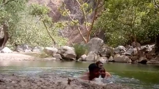 Três membros da mesma família morreram afogados ao tentar tirar uma selfie em um lago profundo. Eles colocaram a câmera na beira da água para posar, mas acabaram afundando. O caso ocorreu em Gauridham Kund, na Índia. - Reprodução/The Sun