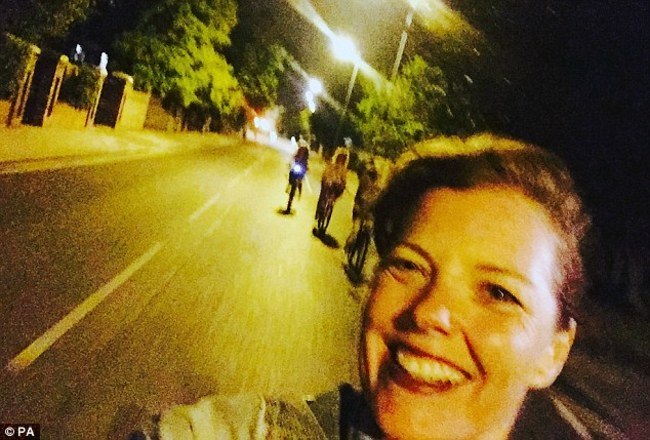 Carmen Greenway, de 41 anos, morreu enquanto tirava uma selfie pedalando. Sem capacete, ela se desequilibrou e sofreu traumatismo craniano. O acidente ocorreu em Londres, na Inglaterra, durante a foto acima. - Reprodução/The Sun