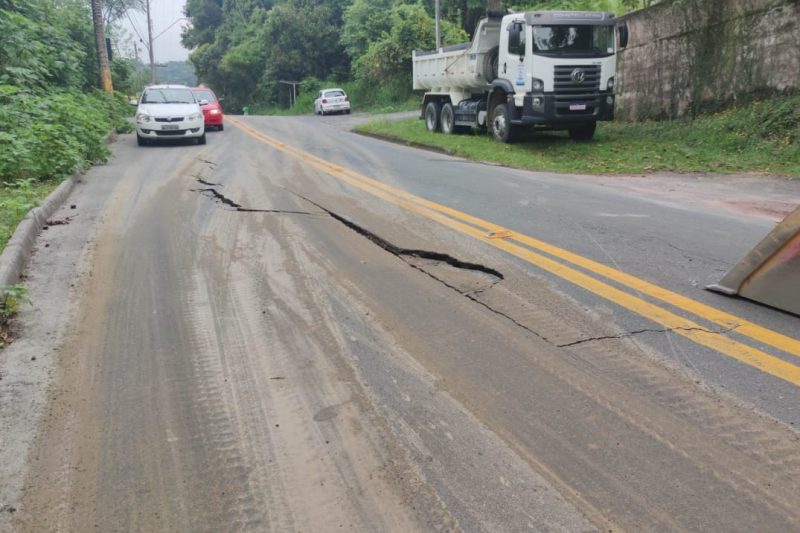 Rua que liga Blumenau &agrave; Gaspar &eacute; interditada ap&oacute;s apresentar rachaduras – Foto: Rodrigo Vieira/NDTV Blumenau