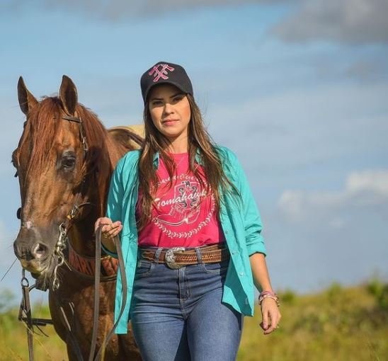 Mulher com um cavalo ao lado: veterinária morreu vítima da Síndrome de Haff