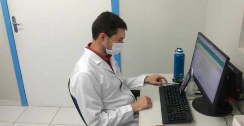 Ricardo Collar Rebolho, médico de família, durante teleconsulta em um centro de saúde de Florianópolis – Foto: PMF/Divulgação/ND