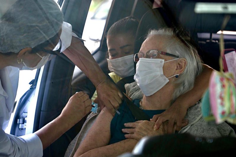 Profissionais de saúde e idosos acima de 78 anos estão recebendo a vacina em Florianópolis – Foto: Divulgação/PMF/ND