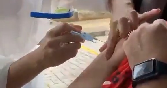 “&Eacute;guaaa”: homem ficou assustado ao saber que n&atilde;o poderia tomar cerveja ap&oacute;s receber a vacina – Foto: Redes sociais/ND