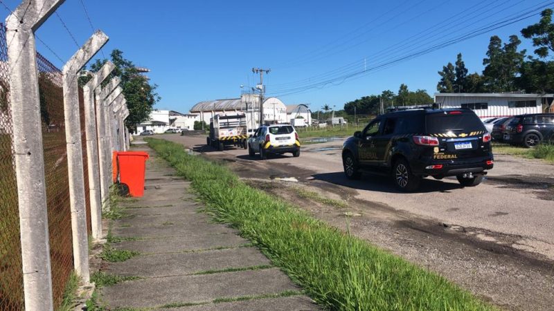 Remessa segue sob escolta mesmo no tr&acirc;nsito pelo aeroporto – Foto: Fabiane Paza/NDTV