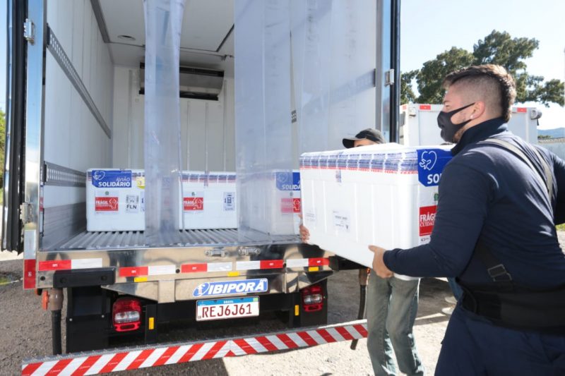 Santa Catarina recebeu novo lote com 86 mil vacinas nesta quarta-feira (10); elas foram para a central de distribui&ccedil;&atilde;o da Secret&aacute;ria de Estado da Sa&uacute;de, em S&atilde;o Jos&eacute; – Foto: Maur&iacute;cio Vieira/Secom/ND