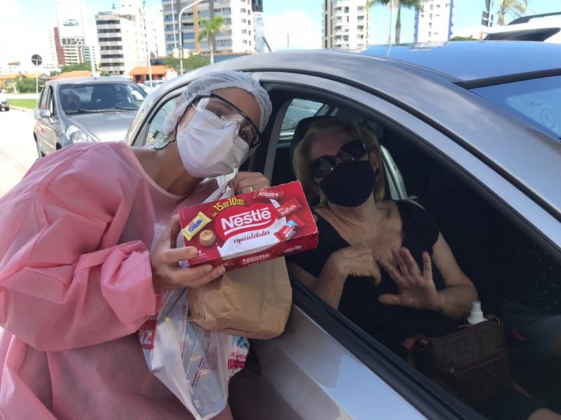 Profissionais de saúde dos drive-thrus receberam presentes dos pacientes nesta sexta (19)