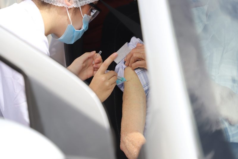 Idoso sendo vacinado