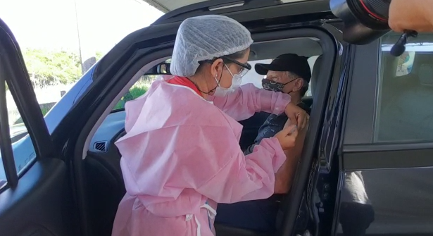 Atair João, de 79 anos recebeu a primeira dose da Coronavac nesta sexta-feira