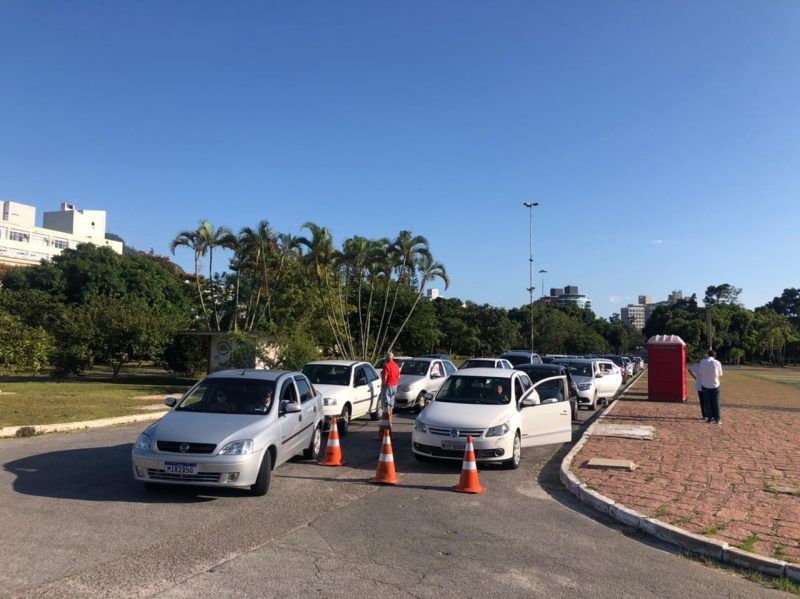 Movimento intenso no posto da UFSC na manhã desta sexta-feira (12)