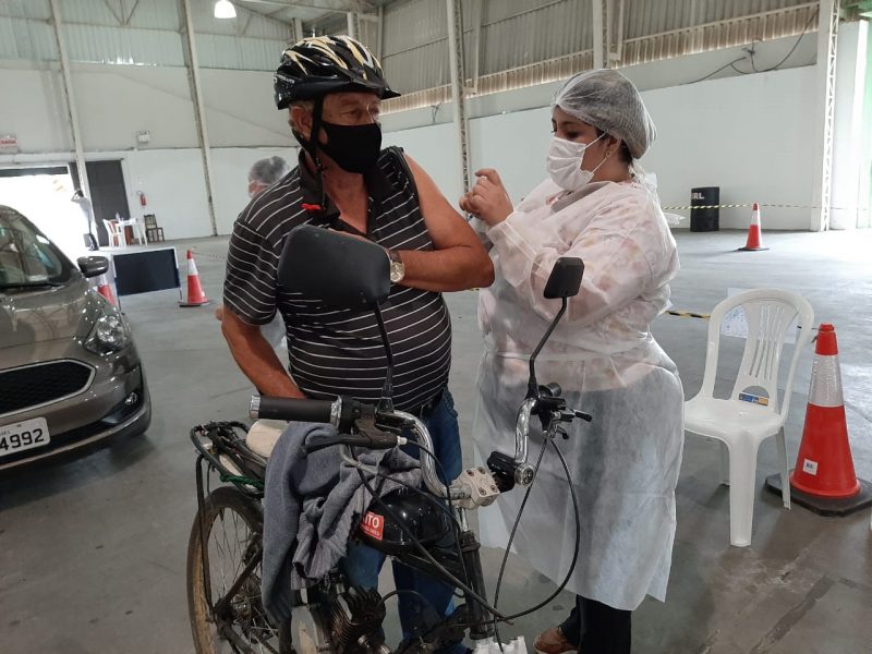 José Luiz Pinheiro pedalou mais de 5 km para tomar a vacina – Foto: Divulgação/Toninho Vieira/Prefeitura de Lages