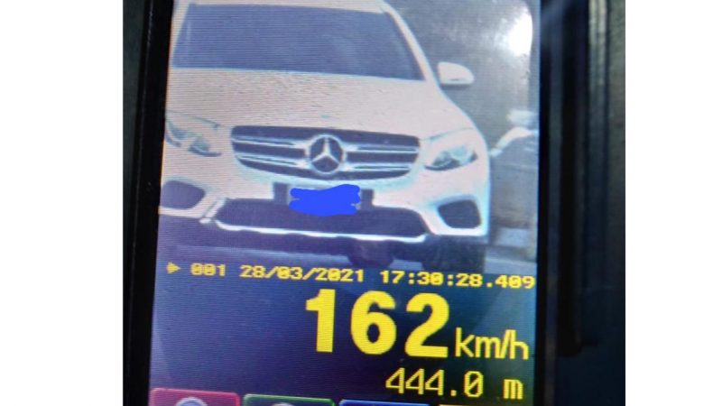Carro de luxo é flagrado acima do dobro da velocidade permitida em Chapecó – Foto: PMRv/ND
