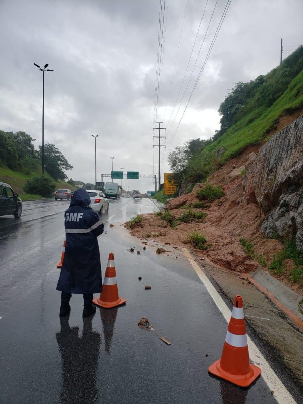 GMF interditou o acostamento da Via Expressa de acesso ao bairro Coqueiros – Foto: GMF/Divulga&ccedil;&atilde;o/ND