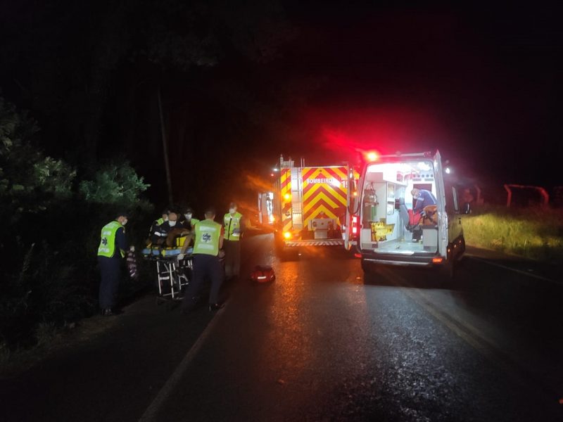 Homem, que não teve a idade informada, foi atropelado por trator em rodovia estadual de Videira – Foto: Corpo de Bombeiros/Divulgação