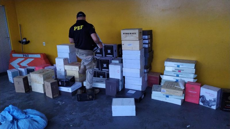 PRF apreendeu cerca de 340 caixas de vinhos e espumantes na tarde de domingo (28) – Foto: PRF/Divulga&ccedil;&atilde;o