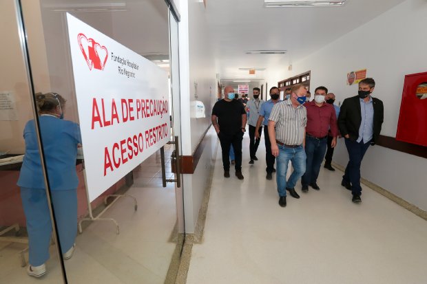 André Motta Ribeiro visitou o Hospital de Rio Negrinho nesta terça-feira (16) – Foto: Mauricio Vieira/Secom