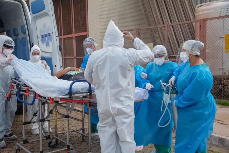 Equipe médica com equipamentos de proteção individual para atendimento de pacientes com Covid-19