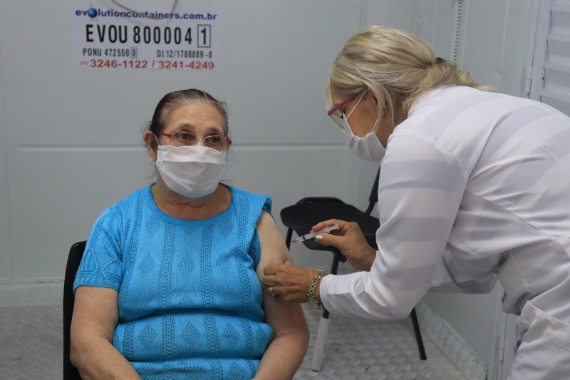 Vacina COVID 68 anos – Foto Cinara Muller